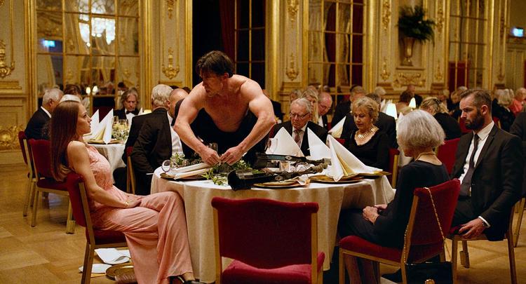 Skuespilleren Terry Notary i en af de mindeværdige scener fra 'The Square', der har danske Claes Bang i hovedrollen.  Magnolia Pictures/AP