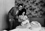 »Det at bo sammen med Elvis overtrumfede langt myten om ham«, siger Priscilla Presley i dag. Her er det unge par fotograferet kort efter datteren Lisa Maries fødsel i 1968. 