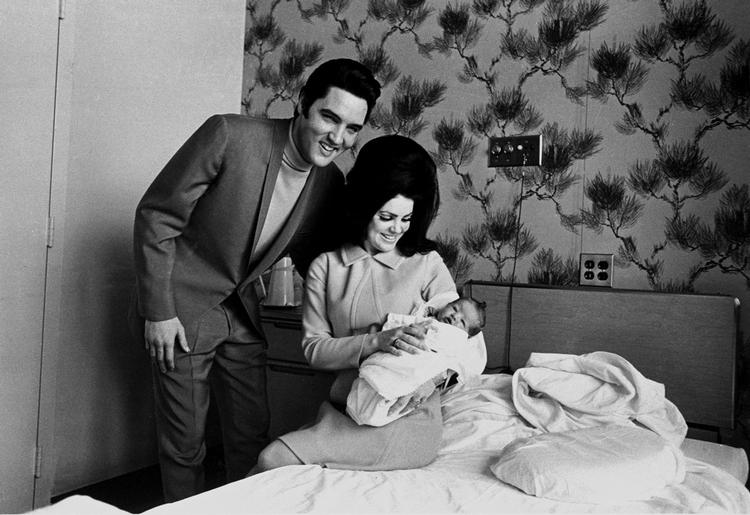 »Det at bo sammen med Elvis overtrumfede langt myten om ham«, siger Priscilla Presley i dag. Her er det unge par fotograferet kort efter datteren Lisa Maries fødsel i 1968. 