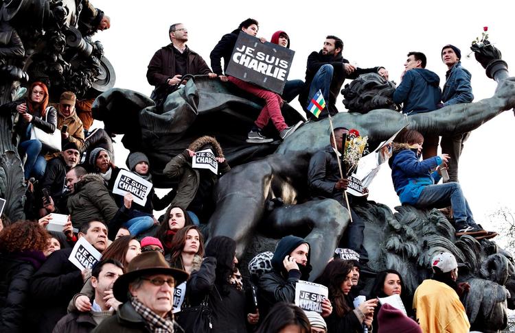 Tusindvis troppede op, da der 11. januar 2015, få dage efter terror-udåden på Charlie Hebdo, blev arrangeret en støtte-demonstration i gaderne i Paris og andre byer verden over. ’Je suis Charlie’ – jeg er Charlie – lød parolerne. 
