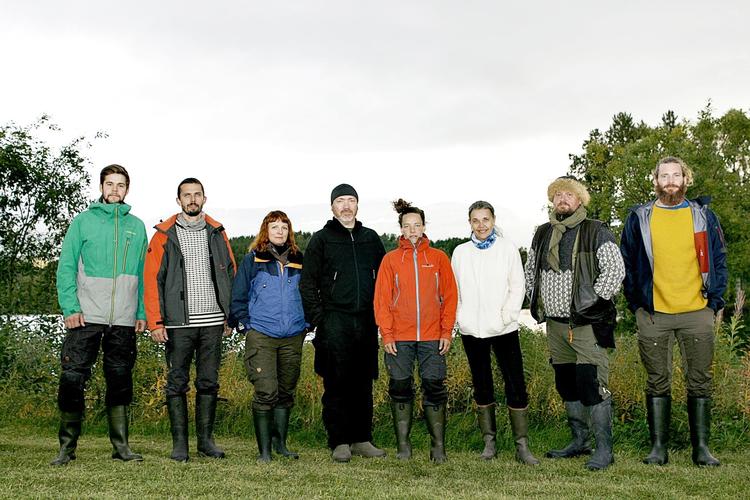 Fra venstre ses Rasmus, Lars, Sanne, Birk, Astrid, Jette, Eddie og Geo, der tager kampen op med den nordnorske vildmark. 
