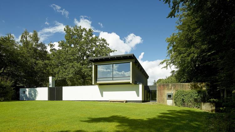 Arkitekten Knud Friis’ villa, der ligger i Brabrand ved Aarhus, er opført i 1958 som bolig og tegnestue for Friis. Nu har Realdania By & Byg opkøbt villaen med henblik på at leje den ud. »Arkitekternes huse er noget helt særligt, og Danmark har enestående mange af dem«, siger Peter Cederfeld fra By & Byg. 