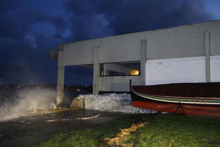 Problemerne med Vikingeskibsmuseet ud til Roskilde Fjord er blandt andet, at der trænger vand ind i brøndene under gulvet. 