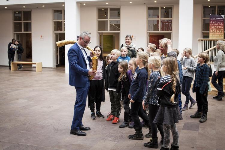Rane Willerslev fortæller en flok børn om Guldhornene. 