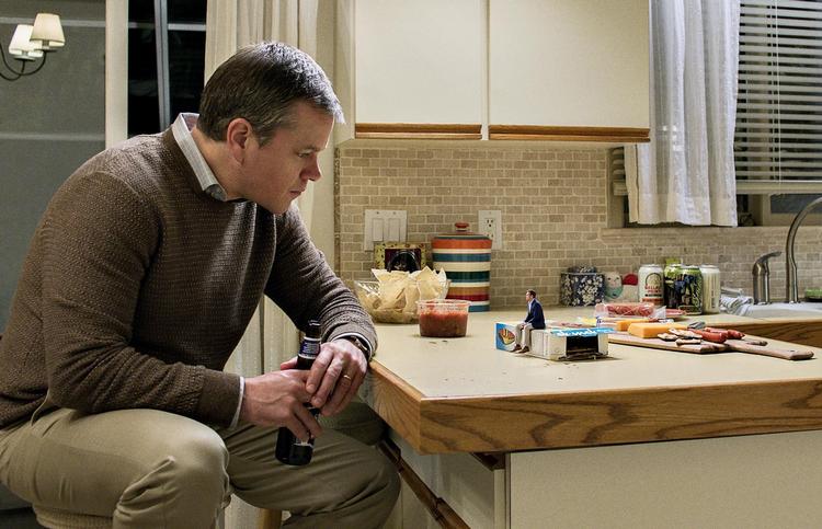 Med sin jordnære fysik spiller Matt Damon en middelmand med manglende mod på mere, men med tilført selvironi er han for første gang i karrieren rent faktisk sjov. 