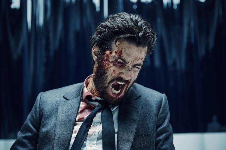 Jim Sturgess spiller Charlie Hicks i serien ’Hard Sun’, hvor han sammen med Elaine Renko (Agyness Deyn) opdager en digital lagringsenhed med materiale om klodens fremtid. Det er ikke uden problemer. 