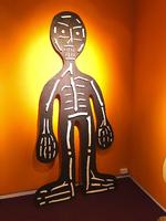 Et miks af en kagemand og syret ritual-figur af Anders Brinch, der udstiller på Hans Alf Gallery. 