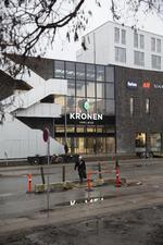 Kronen har et stiliseret blad som logo og er blevet sokkel for 158 ’billige’ boliger til 10.000-14.000 kr. om måneden. 