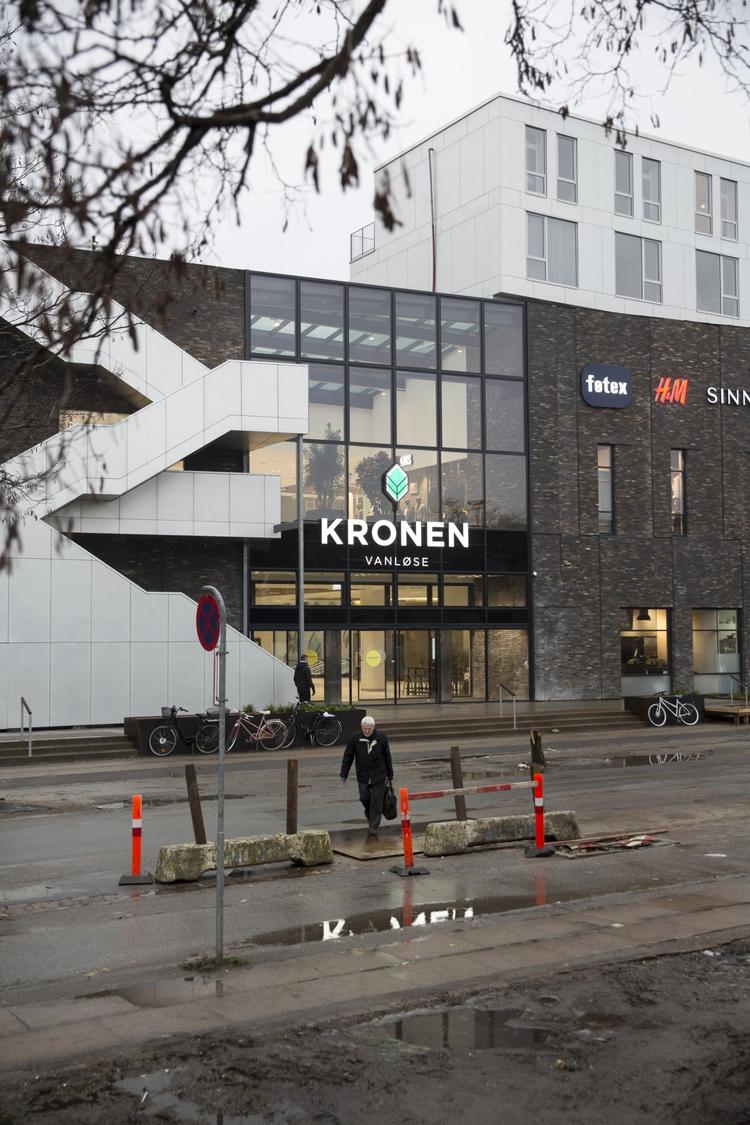 Kronen har et stiliseret blad som logo og er blevet sokkel for 158 ’billige’ boliger til 10.000-14.000 kr. om måneden. 