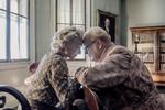 Den nye film om Winston Chuchill 'Darkest Hour' hedder undertitlen 'Aldrig giv op. Aldrig giv efter'. Den oversættelse er et eksempel på, hvordan engelsk ordstilling påvirker den danske.  