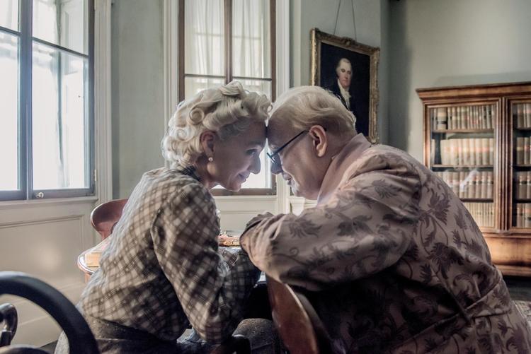 Den nye film om Winston Chuchill 'Darkest Hour' hedder undertitlen 'Aldrig giv op. Aldrig giv efter'. Den oversættelse er et eksempel på, hvordan engelsk ordstilling påvirker den danske.  