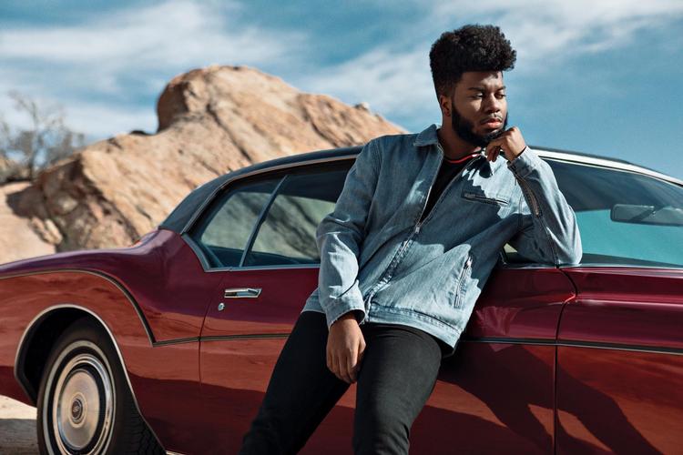 Khalid er 19 år og fra Texas. Herfra synger han om sig selv og sine jævnaldrendes liv.  