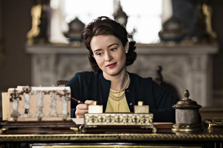 Claire Foy spiller Elisabeth i de to første sæsoner af Netflix-serien ’The Crown’. Olivia Colman overtager rollen i den kommende sæson 3. 