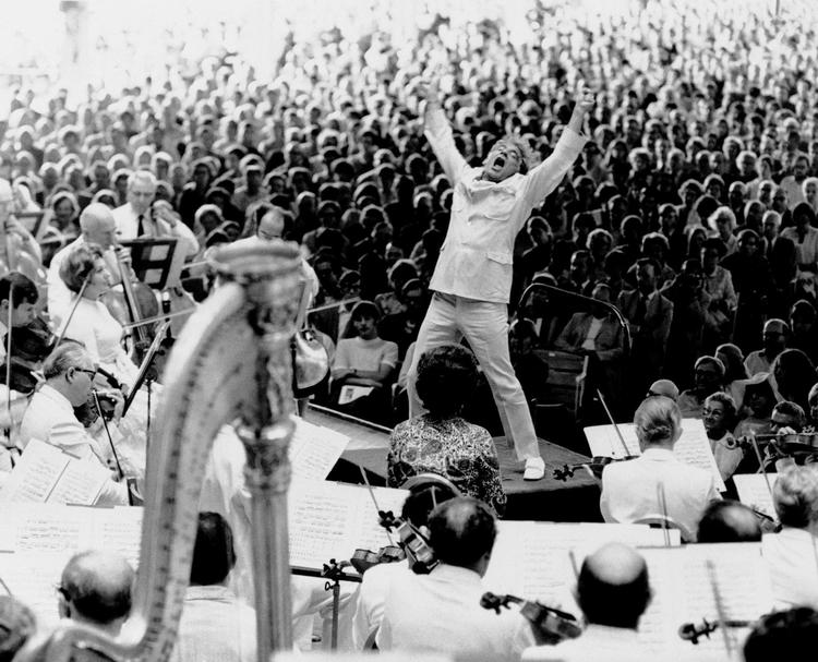 Leonard Bernstein giver sig selv fuldstændig hen ved kulminationen på Mahlers kolossale 2. Symfoni, ’Opstandelsessymfonien’, under en koncert ved den amerikanske Tanglewood-festival i 1970 med Boston Symphony Orchestra. Applausen bagefter varede 11 minutter. Arkivfoto: AP 