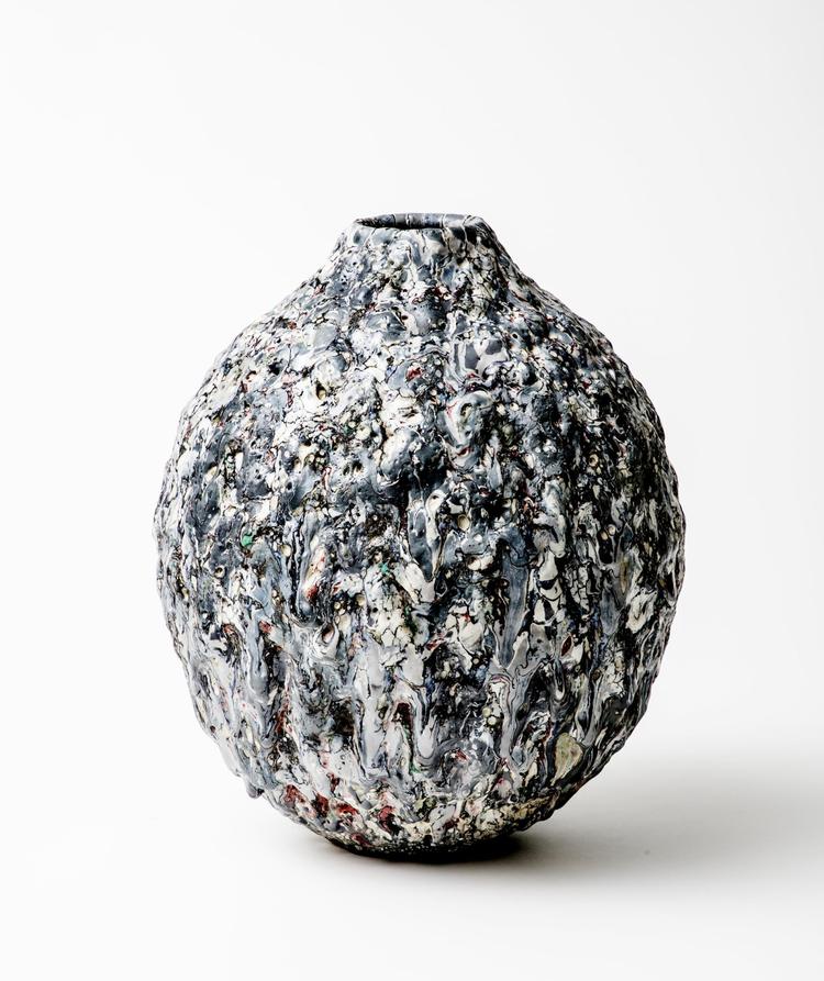 Sidste efterår kunne gæsterne på kunstmuseet i den japanske by Kanzawa opleve denne krukke  af Morten Løbner Espersen. Den var en del af udstillingen 'Everyday Life' om dansk design, der var tilrettelagt af designeren Cecilie Manz. 