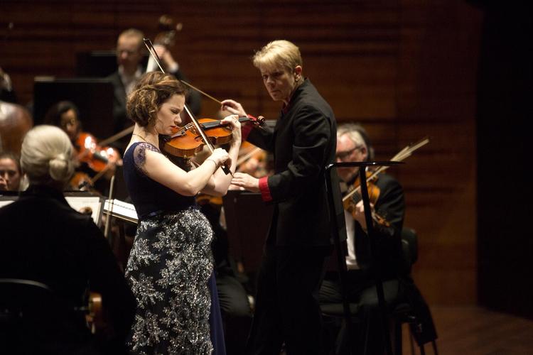 Amerikanske Hilary Hahn var solist med sin violin ved Torsdagskoncerten, der blev dirigeret af hendes landsmand Marin Alsop. 
