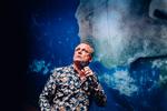 Jan Gintberg tager sig god tid til at råbe ad og ruske os allesammen for ikke at have styr på vores prioriteter. 
