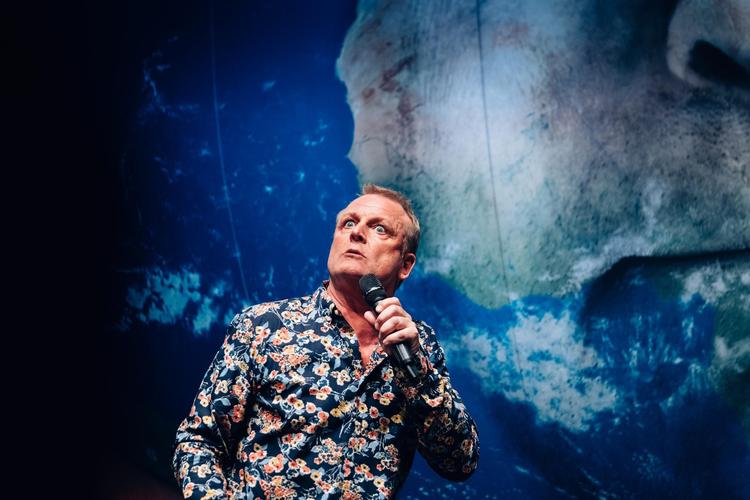 Jan Gintberg tager sig god tid til at råbe ad og ruske os allesammen for ikke at have styr på vores prioriteter. 