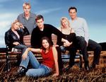 Den selvoptagede Dawson (James Van Der Beek, bagest til venstre) og hans venner – bl.a. Jen (Michelle Williams), Pacey (Joshua Jackson) og Joey (Katie Holmes) – forelsker sig på kryds og tværs, og det var det rene mums for teenage-tv-seerne, da serien kørte på TV3 fra 1998 til 2003. 