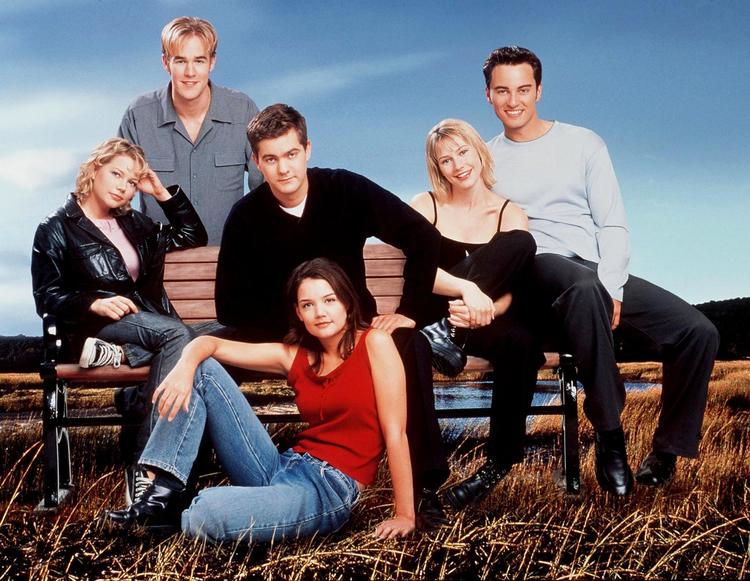 Den selvoptagede Dawson (James Van Der Beek, bagest til venstre) og hans venner – bl.a. Jen (Michelle Williams), Pacey (Joshua Jackson) og Joey (Katie Holmes) – forelsker sig på kryds og tværs, og det var det rene mums for teenage-tv-seerne, da serien kørte på TV3 fra 1998 til 2003. 
