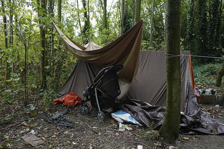 Et år efter at den uofficielle flygtningelejr i Calais i Nordfrankrig blev fjernet, etablerer håbefulde tilrejsende fortsat beboelse i nærheden. 