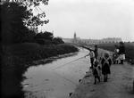 Trods lægelige advarsler om risiko for kolera i København midt i 1800-tallet, hvor indholdet fra latrinerne røg direkte i byens søer og vandløb, gik der mange år, før København lod borgernes sundhed veje tungere end grundejernes private ejendomsret og lod byen kloakere. 
