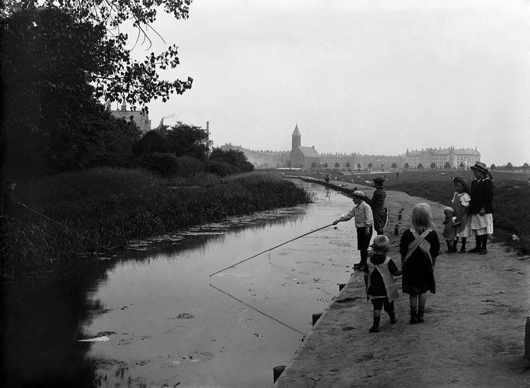 Trods lægelige advarsler om risiko for kolera i København midt i 1800-tallet, hvor indholdet fra latrinerne røg direkte i byens søer og vandløb, gik der mange år, før København lod borgernes sundhed veje tungere end grundejernes private ejendomsret og lod byen kloakere. 