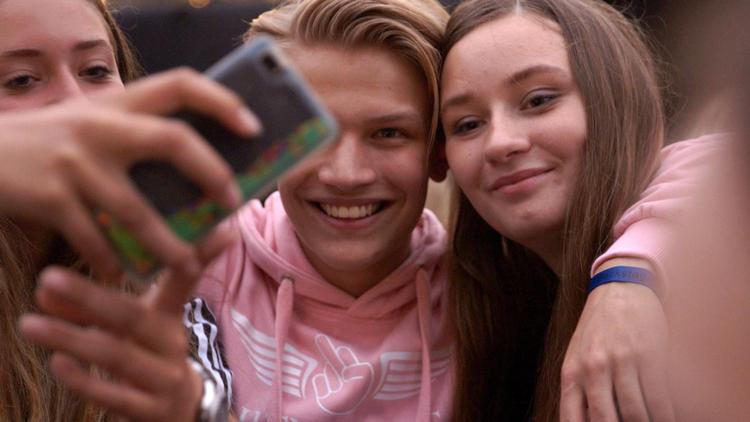 Christian Hansen vil så gerne have anerkendelse, så han lyver for at få den. For popstjernen kan i virkeligheden slet ikke synge. 