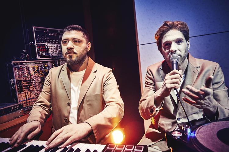 Den står ikke ligefrem på nationalromantisk skønsang, når Turkman Souljah og Zaki Youssef går løs på danskheden i ’Der var et yndigt land’. 