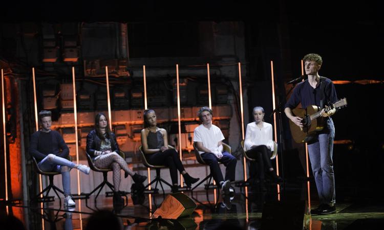 Først var Andreas (med guitaren) inde i varmen, og så blev han alligevel sendt ud og mistede sin plads i ’X Factor’. 