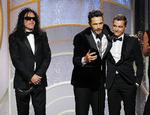 Virkelighedens Tommy Wiseau (tv.) var med på scenen, da James Franco i januar modtog en Golden Globe for sin rolle som Wiseau i ’The Disaster Artist’. Til højre Francos lillebror, Dave, som i filmen spiller Wiseaus ven Greg Sestero. Foto: AP 
