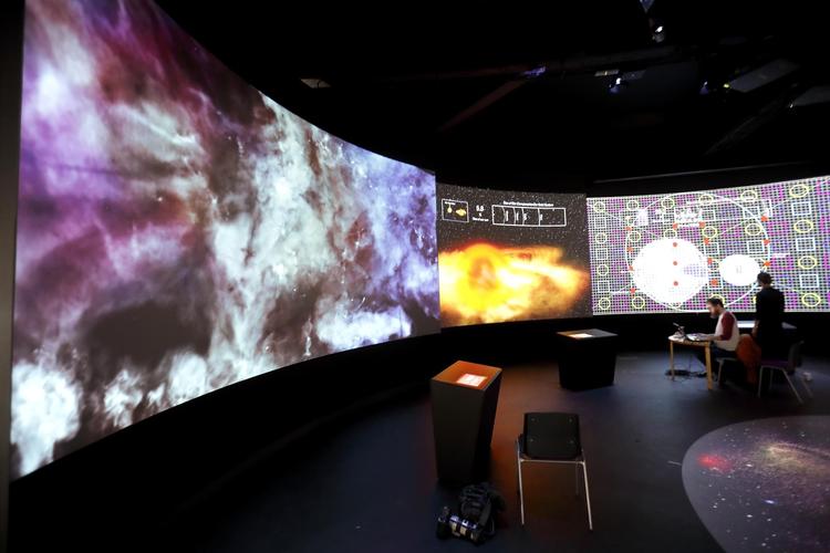 For at skabe den nye udstilling uden objekter har Planetariet allieret sig med 59 Productions fra London. Firmaet har tidligere stået for design af bl.a. den populære David Bowie-udstilling og videomaterialet til åbningsceremonien af OL i London i 2012. 