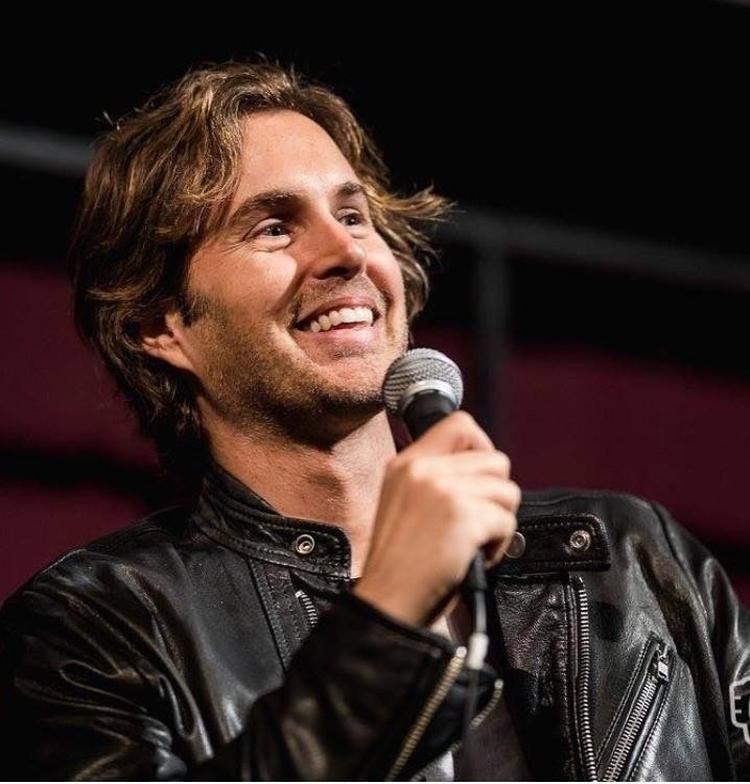 Er en af de mest berømte replikker fra filmen ’The Room’. Greg Sestero spiller rollen som Mark i filmen og har skrevet bogen ’The Disaster Artist’. 
