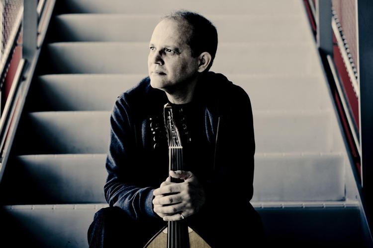 ’Blue Maqam’ er som en langstrakt arabesk af snoede melodier, gjort af både smerte, blidhed og skønhed. Anouar Brahems nye plade er ret vidunderlig. 