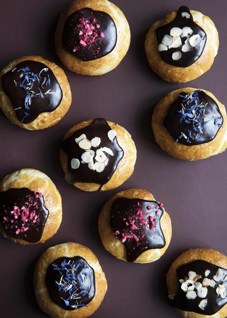 Hvis du vil variere fastelavnsbollefyldet, kan du tilføje et stykke nougat eller chokolade oven på cremen eller røre en marcipanremonce og enten bruge den under cremen eller solo, eventuelt sammen med lidt frisk frugt eller syltetøj. 