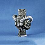 Med ganske enkle farver og ikke én eneste overflødig linje formår Pablo Picasso at forvandle en ordinær 
 vase til ren poesi.
 