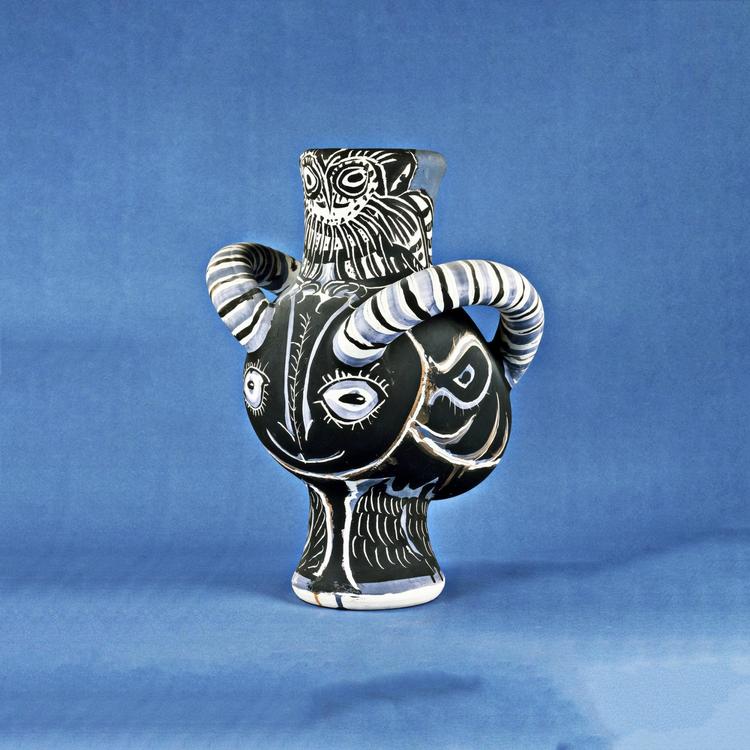 Med ganske enkle farver og ikke én eneste overflødig linje formår Pablo Picasso at forvandle en ordinær 
 vase til ren poesi.
 