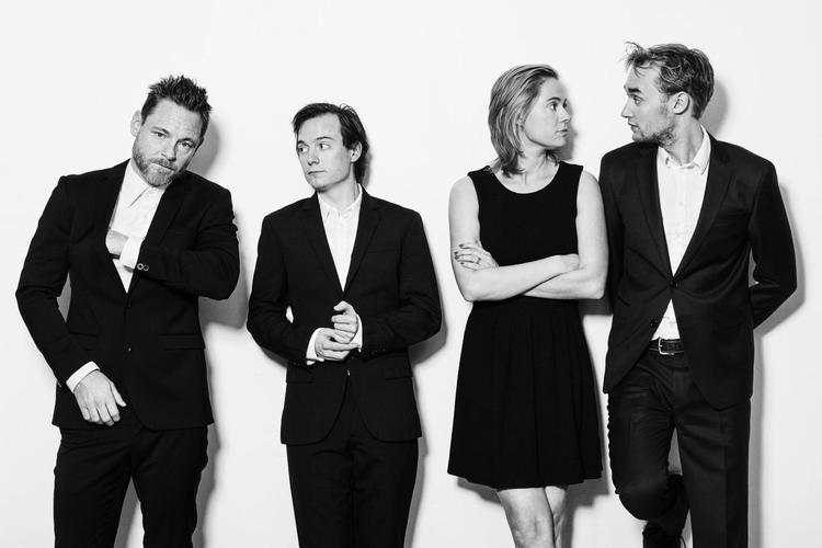 Veteranen Paw Henriksen er Torben, mens de øvrige roller som Frantz, Agga og Povl varetages af skuespillerbørnene Kristoffer Helmuth, Karoline Brygmann og Lue Støvelbæk. Foto: Robin Skjoldborg 