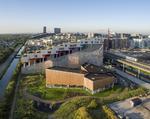 Ørestads byplan er bundet op på metrohøjbanens rette linje og grænsen til villakvarteret bagved. Indimellem ligger husene i faste taktslag og ditto skala. I det mønster bliver Ørestad Streethal en behagelig afveksling. I den store uopvarmede hal kan man gå direkte ind fra gaden og klatre, spille bordtennis eller diverse boldspil – som regel indhegnet af bander. 