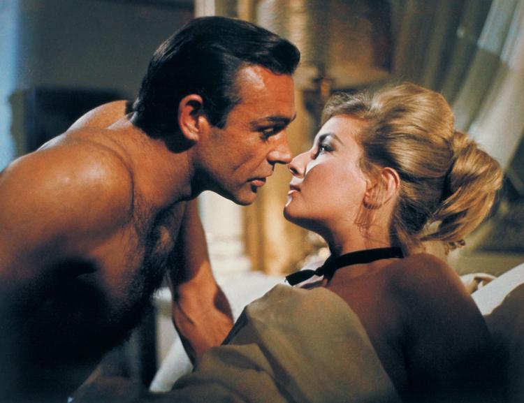 Sean Connery som James Bond i 1963-filmen ’From Russia With Love’, hvor han kisse-misser med én russer, Tatjana Romanova (Daniela Bianchi, bill.), og tæver en anden, Rosa Klebb (Lotte Lenya). 
