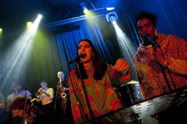 Sangerinderne Mariam Wallentin og Sofia Jernberg klingede smukt sammen i koncerten på det nye spillested Alice med Fire! Orchestra, som især løftede sig i andet sæt. 