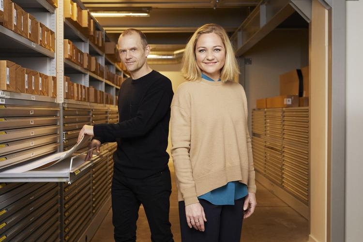 Arkivar Adam Jon Kronegh og vært Mette Frisk dykker ned i forsvundne arvingers liv. 