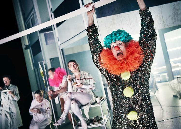 Konsekvenserne af optimeringsræs og kalkylekynisme er det ultimativt syge sygehusshow. På billedet er det Nanna Bøttcher, Inge Sofie Skovbo, Kristian Holm Joensen, Patricia Schumann og Kjartan Hansen. 