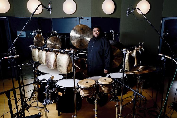Tyshawn Sorey fra Newark, USA lærte sig selv at spille trommer på et hjemmebygget sæt. I dag er han en trommeslager, som andre mestre ser op til. 