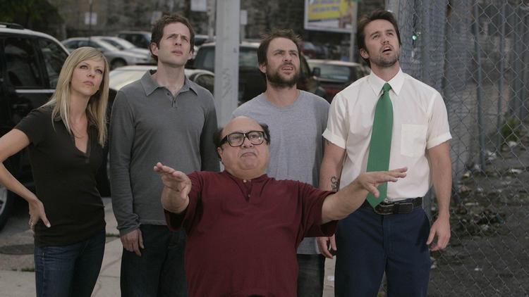 Fire barndomsvenner og faderen Frank, spillet af Danny DeVito (forrest), er som en flok utilpassede børnehavebørn uden sociale færdigheder Pr-foto Fox 2016