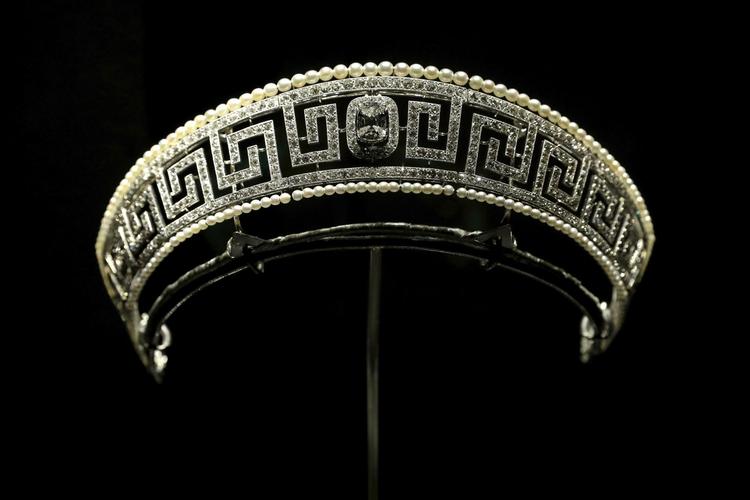 Diamantbesat tiara tilhørende den canadiske lady Marguerite Allan, der akkurat overlevede, da oceanlineren 'RMS Lusitania' sank i 1915. 