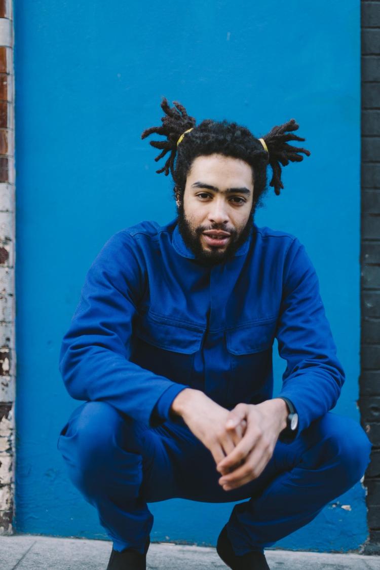 Duval Timothy får globaliseringen til at lyde som en let utopisk elegant dans imellem kontrastfyldte verdner. 