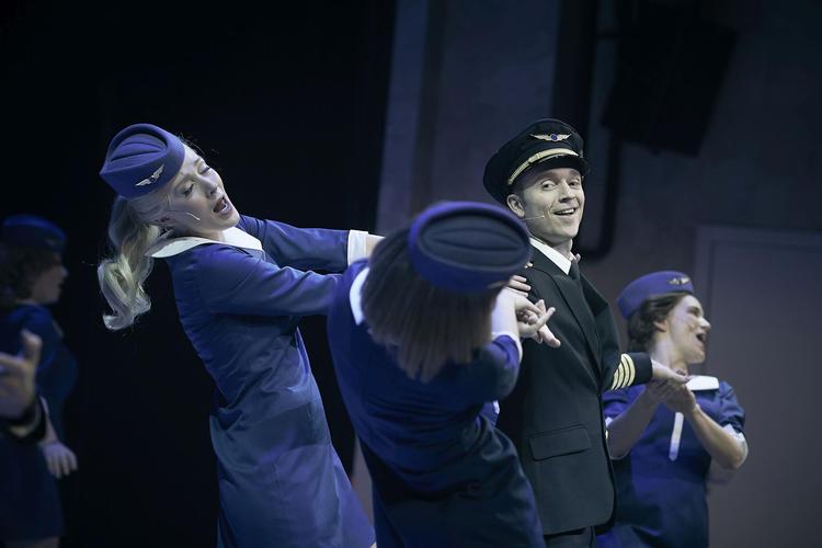 Laus Høybye er i storform i Leonardo DiCaprios glansrolle som svindleren Frank Abagnale Jr., der forfalskede checks og udgav sig for at være pilot – og scorede stribevis af stewardesser. 
