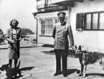 FILE - In this undated photo of Adolf Hitler and his mistress Eva Braun are posing on the Terrace of the Berghof, Berchtesgaden, Germany. Hitler’s mountain retreat in Bavaria is getting a makeover, with a 17-million euro (US dollar 22.5 million) renovation project that will more-than double the historical documentation and information center now there. Munich’s Sueddeutsche Zeitung reported Tuesday, June 11, 2013, the current 1,000 square meter (11,000 square foot) center will be expanded to 2,500 square meters (27,000 square feet) in a project that will take until 2018 to complete. (AP Photo, File) Arkivfoto AP