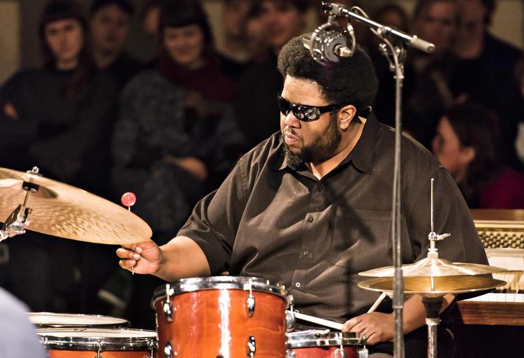 Når jazzens frelser, Tyshawn Sorey, sætter sig bag trommerne, er han skræmmende hårdtslående, men samtidig poetisk og idérig. Foto: Foto Torben Christensen/ Ritzau Scanpix